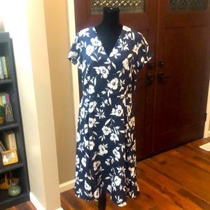 EASTER DRESS 👒👛👗 NWT Ann Taylor, navy and white floral, lined, size 10.